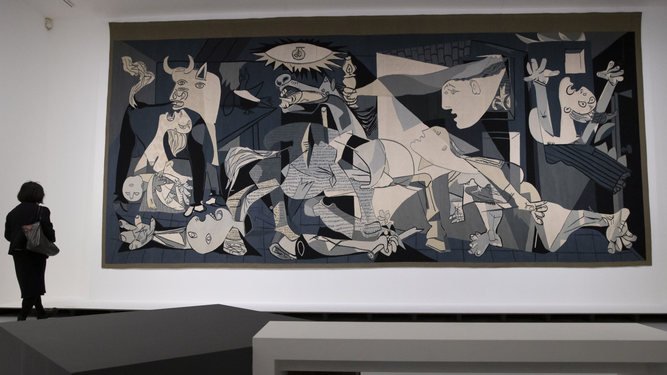 Pablo Picasso Guernica című festménye a párizsi Rodin Múzeumban rendezett Picasso  Rodin című kiállítás sajtóbemutatóján 2021. március 11-én. A párizsi Picasso Múzeum és Rodin Múzeum közös kiállítást rendez a két művész alkotásaiból annak ellenére, hogy a koronavírus-járvány miatt a franciaországi múzeumok bizonytalan ideig zárva vannak.
