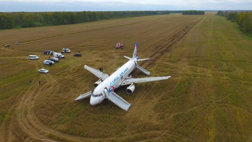 Az Ural Airlines Airbus A320-as utasgépe egy szibériai mezőn. Forrás: X / Alex Macheras