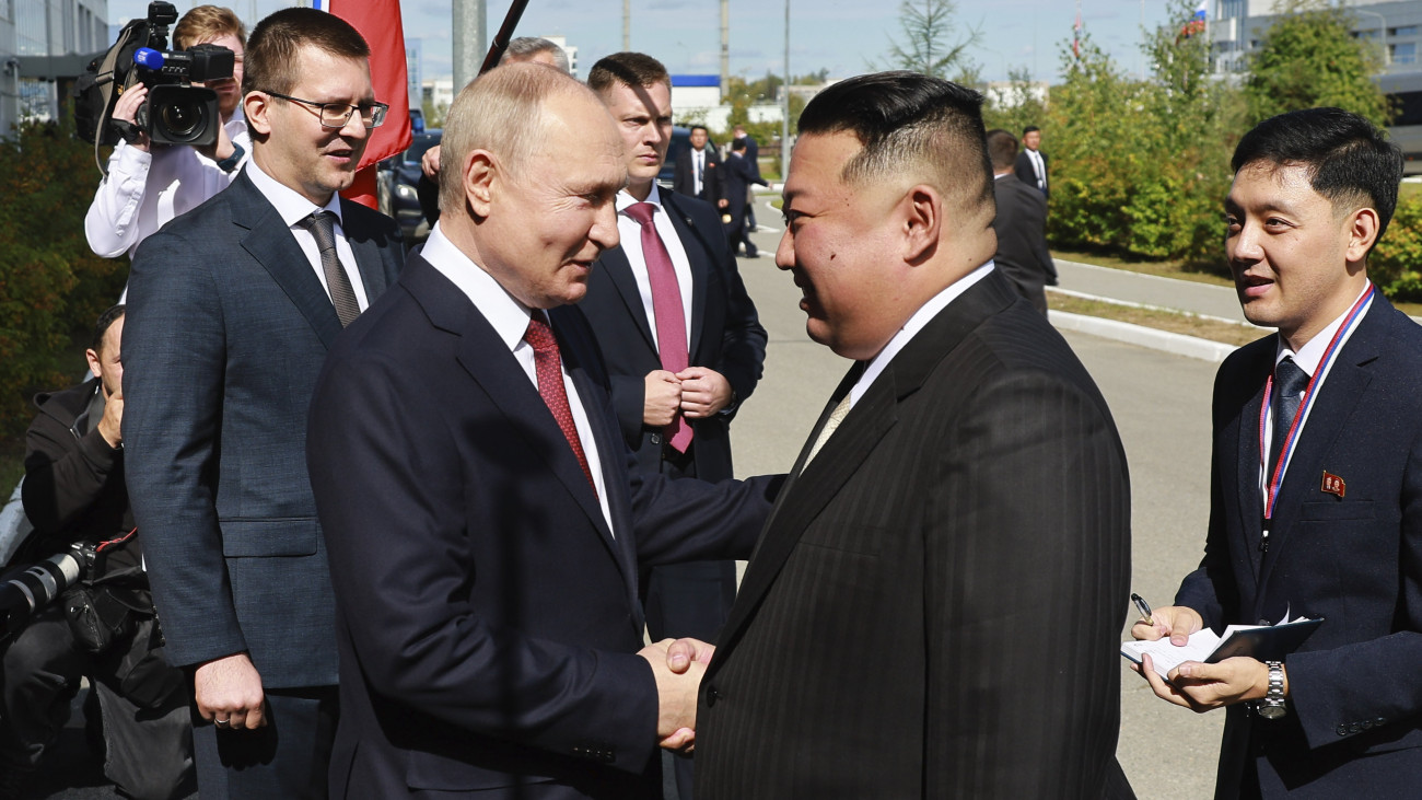 Vlagyimir Putyin orosz elnök (b) Kim Dzsong Un elsőszámú észak-koreai vezetőt, a Koreai Munkapárt főtitkárát, a Nemzetvédelmi Bizottság első elnökét fogadja a szibériai Vosztocsnij űrrepülőtéren 2023. szeptember 13-án.