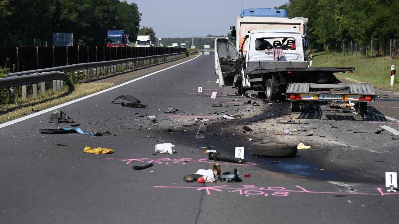 Összeroncsolódott tréler, miután egy teherautónak ütközött az M5-ös autópályán Ócsa közelében 2023. szeptember 13-án. A jármű 42 éves bolgár sofőrje a helyszínen belehalt sérüléseibe.