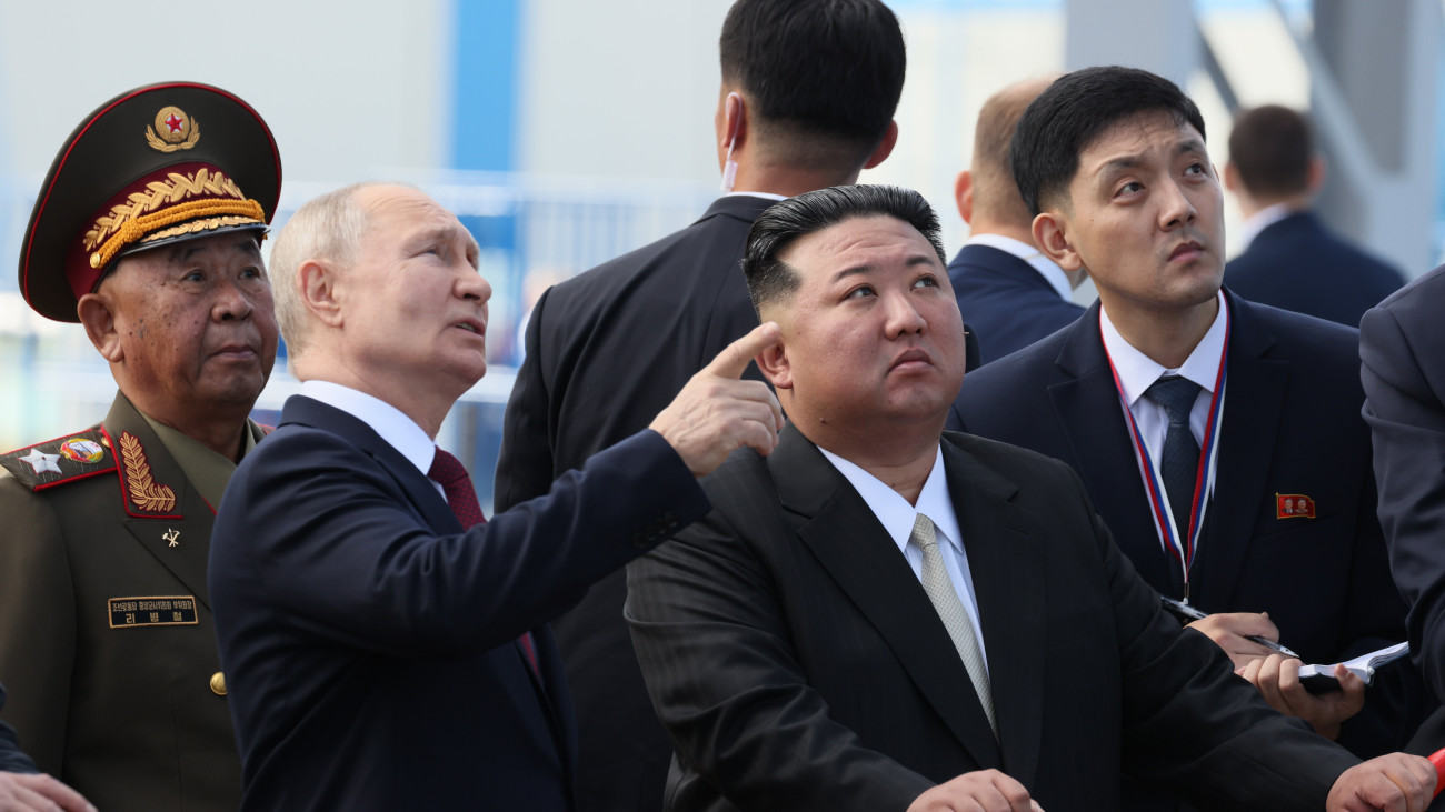 Vlagyimir Putyin orosz elnök (b) és Kim Dzsong Un elsőszámú észak-koreai vezető, a Koreai Munkapárt főtitkára, a Nemzetvédelmi Bizottság első elnöke a szibériai Vosztocsnij űrrepülőtér kilövőállását nézi meg 2023. szeptember 13-án.