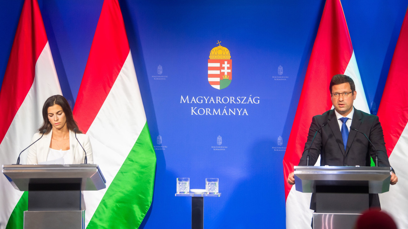 Gulyás Gergely Miniszterelnökséget vezető miniszter (j) és Szentkirályi Alexandra kormányszóvivő a Kormányinfó sajtótájékoztatón a Miniszterelnöki Kabinetiroda épületében 2023. szeptember 13-án.