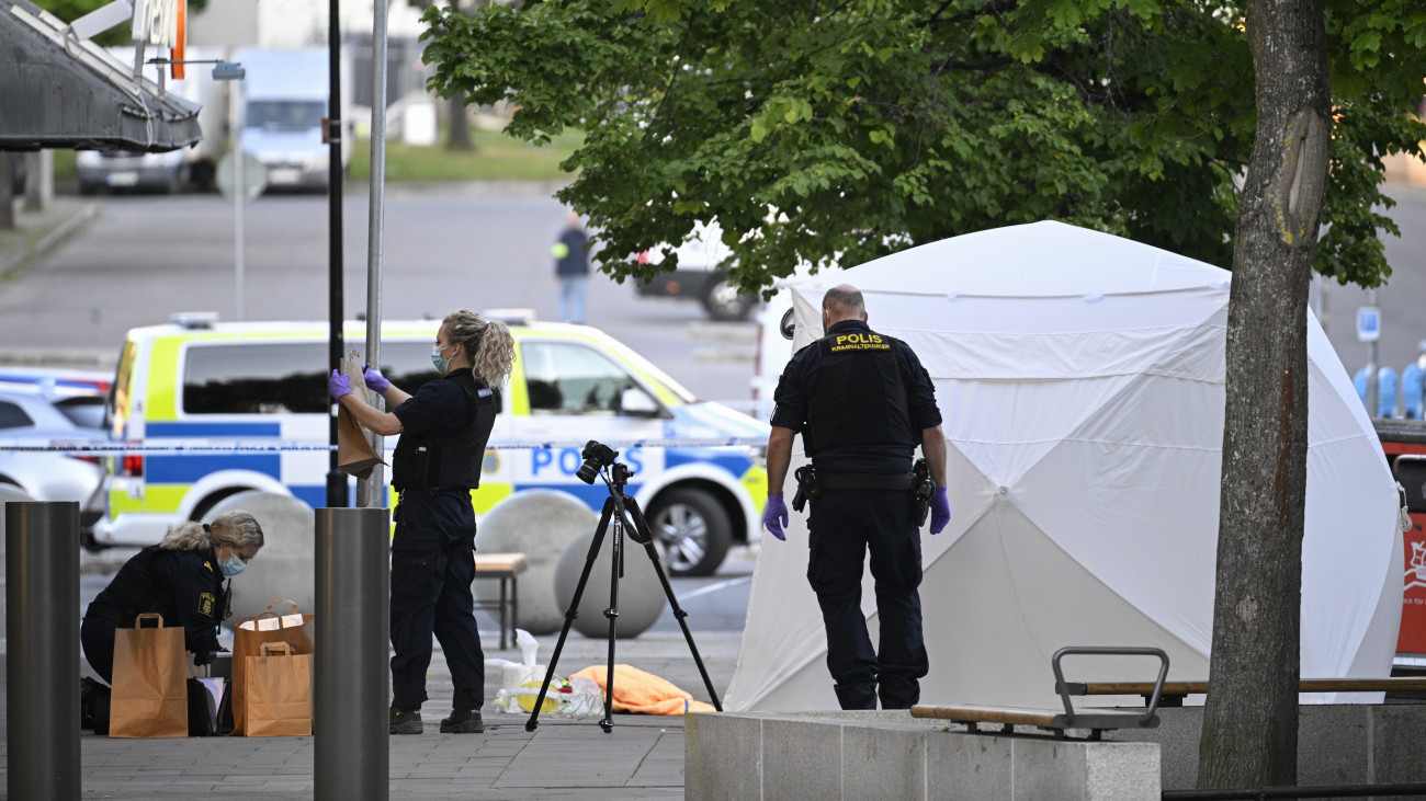 Rendőrök a svéd főváros Farsta nevű külvárosában történt lövöldözés helyszínén 2023. június 10-én. A lövöldözésben egy 15 éves fiú meghalt, többen megsebesültek, két embert őrizetbe vettek.