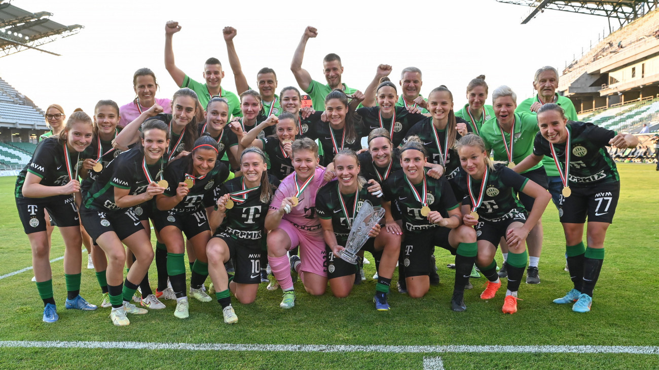 A bajnok Ferencváros labdarúgócsapatának tagjai a trófeával ünnepelnek, miután 3-0-ra győztek a labdarúgó női Simple Liga döntőjének második mérkőzésén, az ETO FC Győr - Telekom-FTC összecsapáson a győri ETO Stadionban 2023. június 1-jén. A Ferencváros sorozatban negyedszer lett bajnok.
