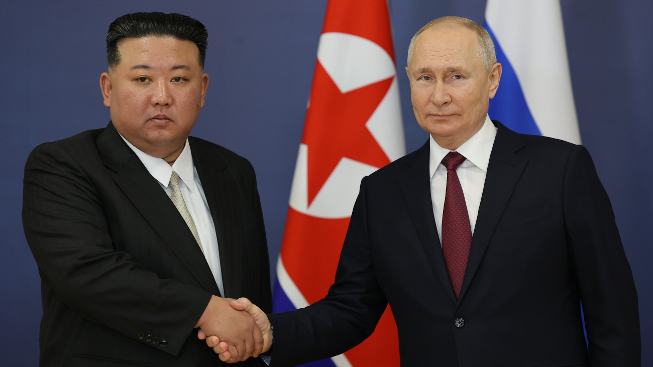 Vlagyimir Putyin orosz elnöknek (j) és Kim Dzsong Un elsőszámú észak-koreai vezetőnek, a Koreai Munkapárt főtitkárának, a Nemzetvédelmi Bizottság első elnökének találkozója a szibériai Vosztocsnij űrrepülőtéren 2023. szeptember 13-án.