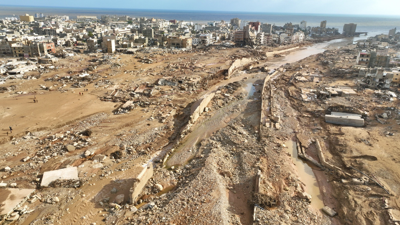 A pusztítás nyomai az árvíz sújtotta kelet-líbiai Dernában 2023. szeptember 12-én. A városban már több mint ezer halottat találtak. Az országot sújtó árvizek halálos áldozatainak száma elérheti a több ezret, az eltűnteké a 10 ezret.