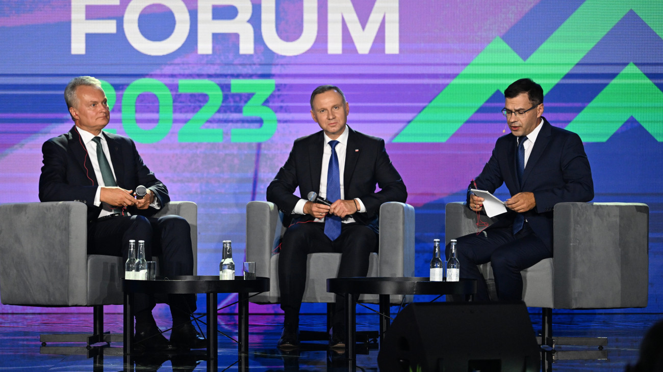 Gitanas Nauseda litván (b) és Andrzej Duda lengyel elnök (k) panelbeszélgetésen vesz részt a Krynica Forum nevű nemzetközi konferencián a délkelet-lengyelországi Krynica-Zdrójban 2023. szeptember 13-án.