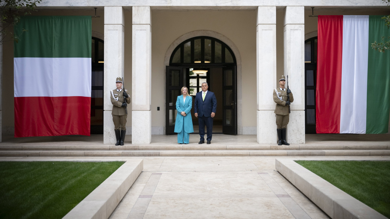 A Miniszterelnöki Sajtóiroda által közreadott képen Orbán Viktor kormányfő (j) fogadja Giorgia Meloni olasz miniszterelnököt a Karmelita kolostorban 2023. szeptember 14-én.