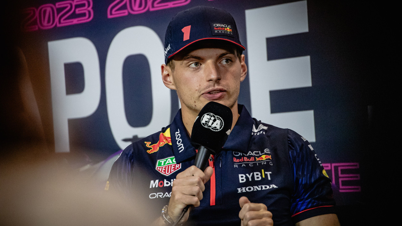 Max Verstappen, a Red Bull holland versenyzője a Forma-1-es autós gyorsasági világbajnokság Szingapúri Nagydíjának otthont adó Marina Bay utcai pályán rendezett sajtótájékoztatón 2023. szeptember 14-én. A futamot szeptember 17-én rendezik.