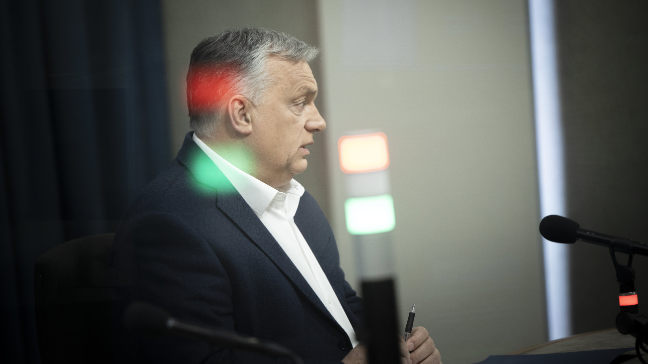 A Miniszterelnöki Sajtóiroda által közreadott képen Orbán Viktor miniszterelnök interjút ad a Jó reggelt, Magyarország! című műsorban a Kossuth Rádió stúdiójában 2023. március 10-én.