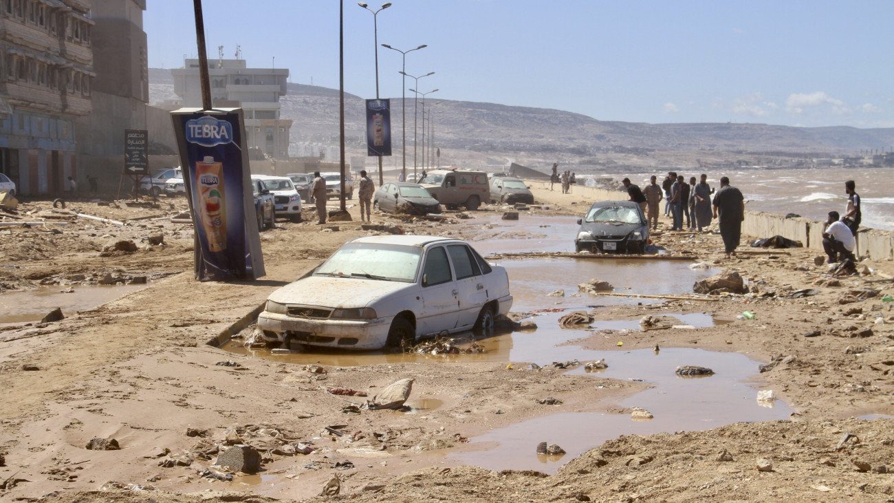 Derna, 2023. szeptember 14.A Daniel mediterrán vihar okozta szeptember 10-i áradás túlélőit és áldozatait keresik kutatócsoportok a kelet-líbiai Dernában 2023. szeptember 13-án az utcák, romok és a tenger partmenti sávjának átfésülésével. A halálos áldozatok száma legalább 5300, de ez akár meg is kétszereződhet Hisám Skiuat polgári repülésért felelős miniszter szerint.
