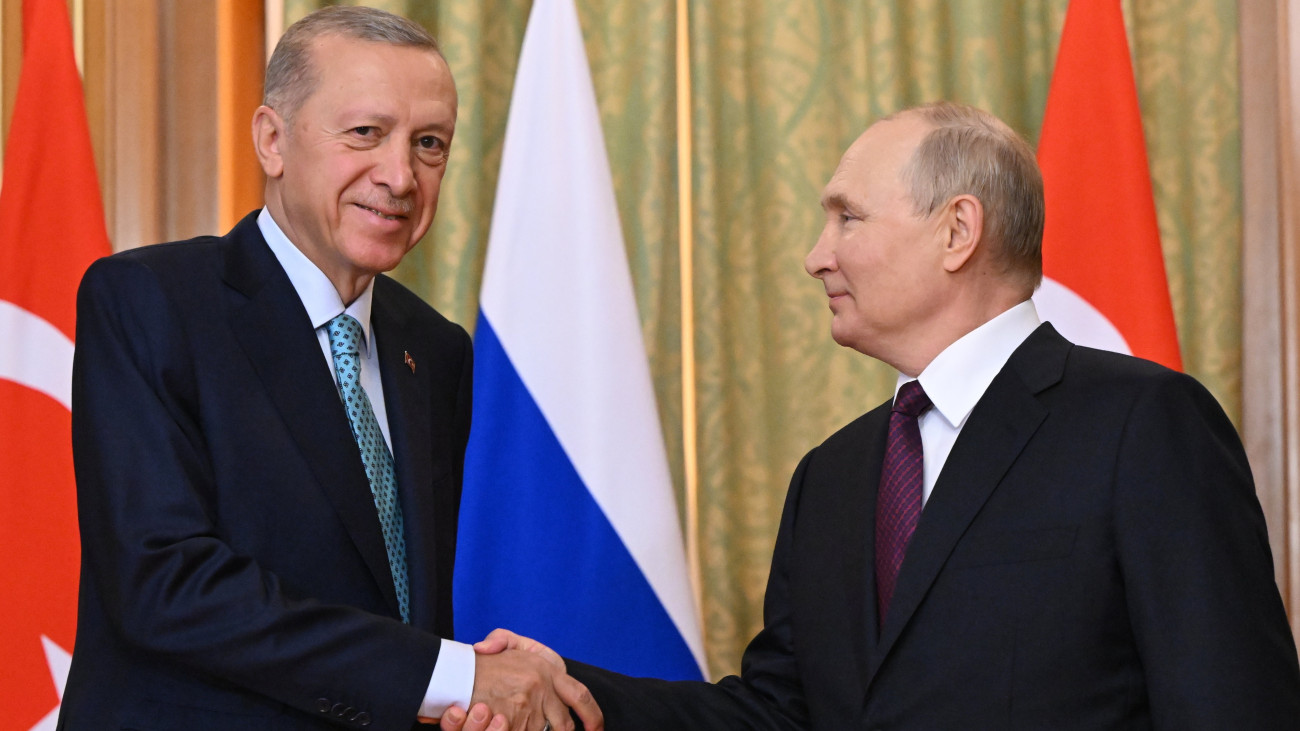 Vlagyimir Putyin orosz elnök (j) fogadja Recep Tayyip Erdogan török államfőt nyári rezidenciáján, a szocsi Bocsarov Rucsejben 2023. szeptember 4-én.