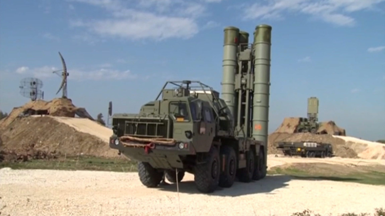 Hmeimim, 2015. november 27.Az orosz védelmi minisztérium internetes honlapján közreadott videóról készített képen orosz S-400-as légvédelmi rakétarendszer a szíriai Latakia melletti Hmeimim légi támaszponton 2015. november 26-án. (MTI/EPAOrosz védelmi minisztérium)
