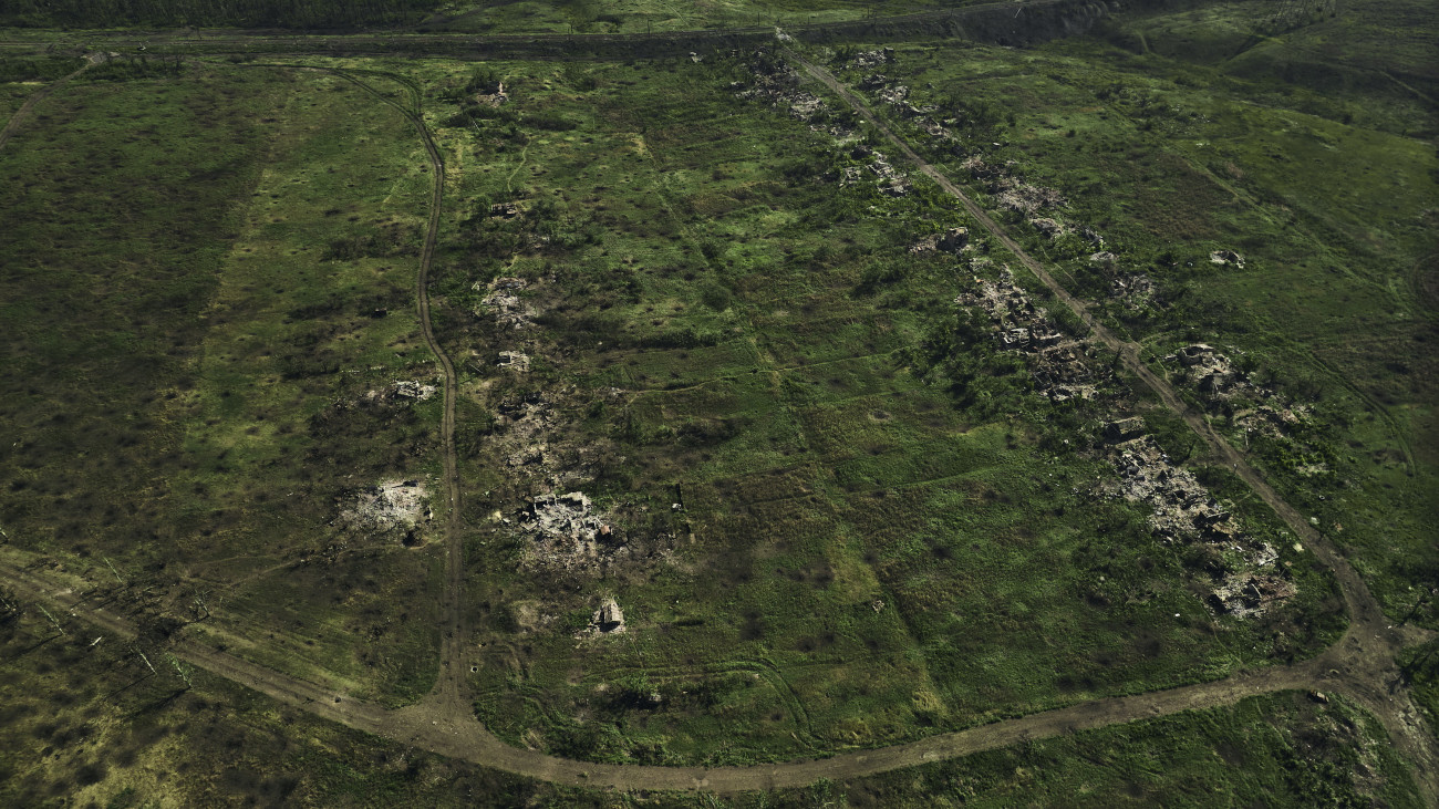 Légi felvétel a pusztítás nyomairól a kelet-ukrajnai Donyecki területen, a Bahmut térségében húzódó frontvonalnál 2023. szeptember 3-án.
