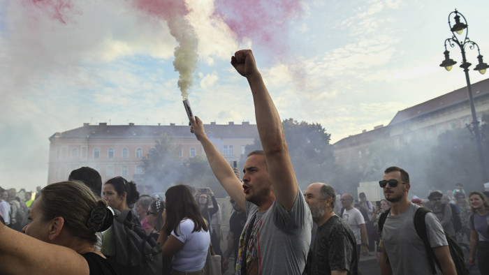 Tüntetés Budapesten: lökdösődés, petárdák, rendőrök