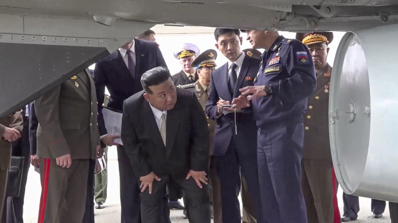 Az orosz védelmi minisztérium által közreadott videóról készített képen Kim Dzsong Un elsőszámú észak-koreai vezető, a Koreai Munkapárt főtitkára, a Nemzetvédelmi Bizottság első elnöke (k) megnéz egy Kinzsal hiperszonikus orosz rakétát a távol-keleti Knyevicsi repülőterén 2023. szeptember 16-án.
