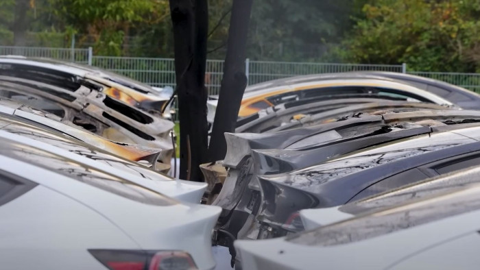 Közel egy tucatnyi Tesla lángolt egy parkolóban – videó