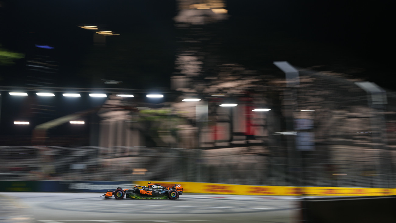 Lando Norris, a McLaren brit versenyzője a Forma-1-es autós gyorsasági világbajnokság Szingapúri Nagydíjának második szabadedzésén a Marina Bay utcai pályán 2023. szeptember 15-én. A futamot szeptember 17-én rendezik.