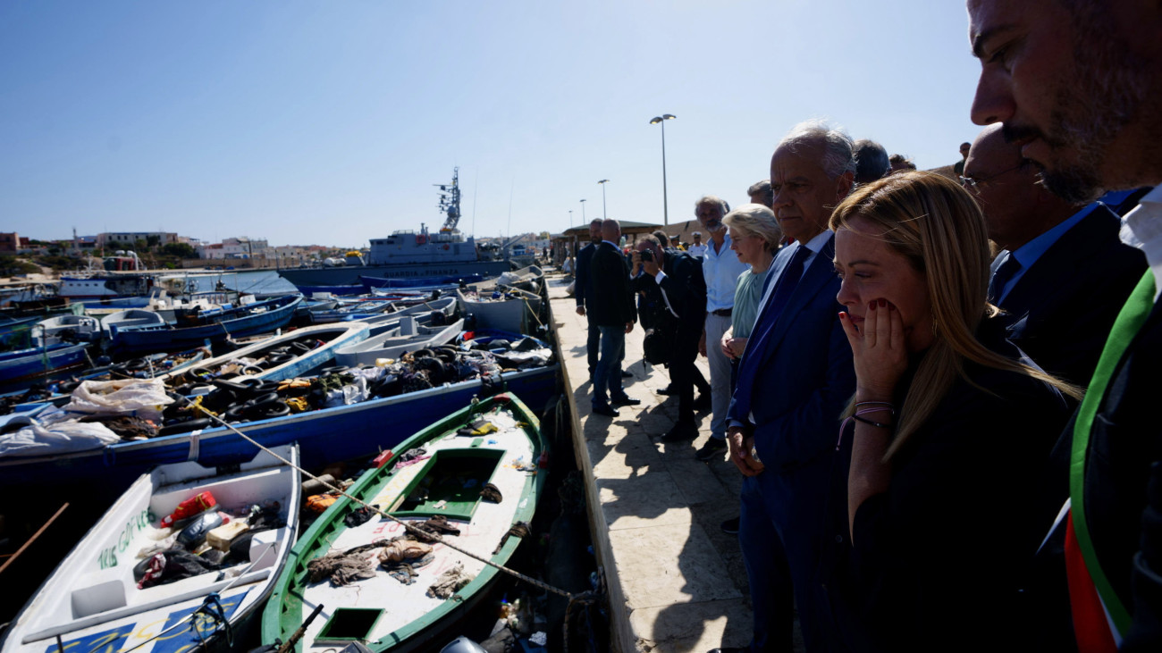 Az olasz miniszterelnöki hivatal által közreadott képen Giorgia Meloni olasz miniszterelnök (j2) és Ursula von der Leyen, az Európai Bizottság elnöke (j4) az Afrikából Európába igyekvő illegális bevándorlók csónakjait nézi meg Lampedusa szigetén 2023. szeptember 17-én. Von der Leyent Meloni hívta meg a helyzet súlyosságának felmérésére, mert az előző napokban összesen több mint 10 ezer migráns érkezett a 6300 lakosú dél-olaszországi szigetre.
