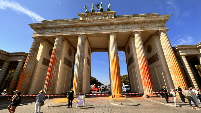 Klímaaktivisták megrongálták a berlini Brandenburgi kaput – képek, videó