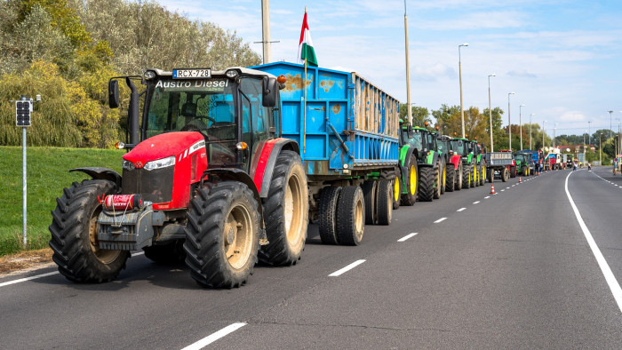 Magyar gazdák tiltakoztak a brüsszeli döntés ellen az ukrán határon – képek