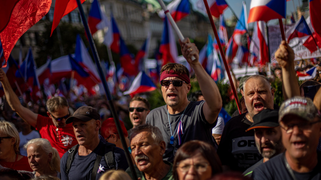 A cseh ellenzéki Jog, Tisztelet, Szakértelem (PRO) párt felhívására tüntet több ezer ember a kormány ellen a prágai Vencel téren 2023. szeptember 16-án.