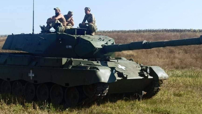 Már az ukrajnai fronton vannak a Nyugatról érkező első Leopardok – fotók