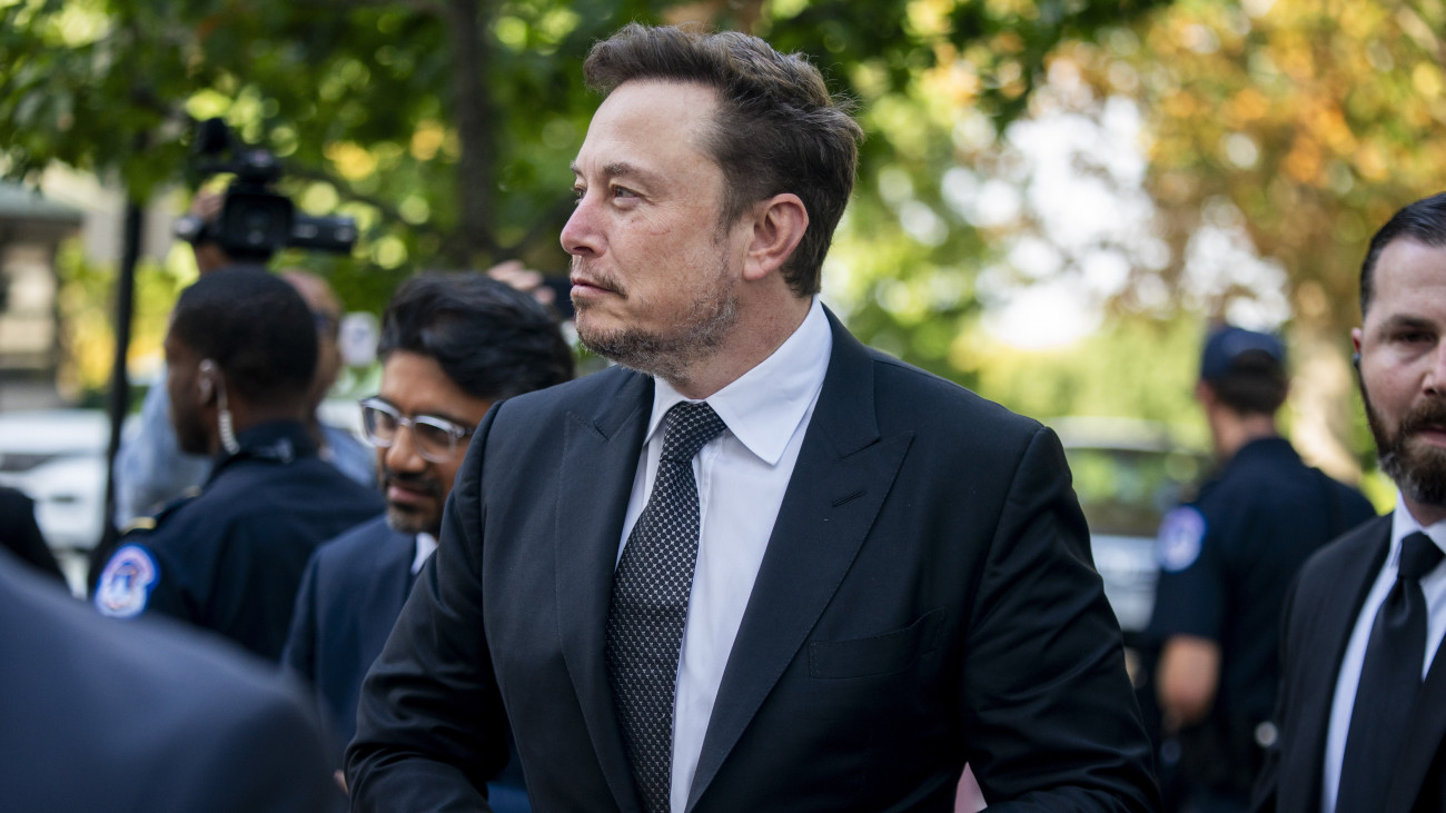 Elon Musk dél-afrikai-amerikai üzletember, a Tesla Motors amerikai elektromosjármű-gyártó, a SpaceX amerikai űrkutatási magánvállalat vezérigazgatója érkezik a mesterséges intelligencia (AI) szabályozására vonatkozó terveket és a benne rejlő kockázatokat ismertető zártajtós tanácskozásra Washingtonban 2023. szeptember 13-án.