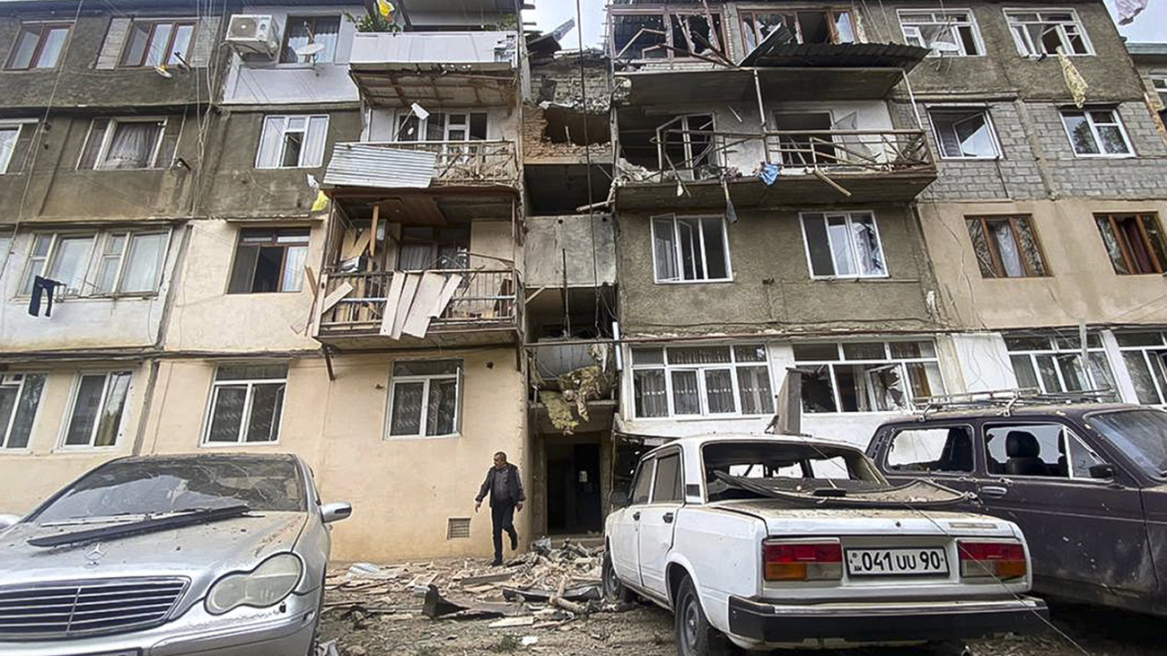 Megrongált lakóház Sztepanakertben 2023. szeptember 19-én, miután Azerbajdzsán terrorelhárító műveletet indított az örmények ellen Hegyi-Karabahban. Azeri tájékoztatás szerint az örmény erők az azeri állásokra támadtak, és több katonát megsebesítettek, örmény részről viszont cáfolják ezt az állítást.