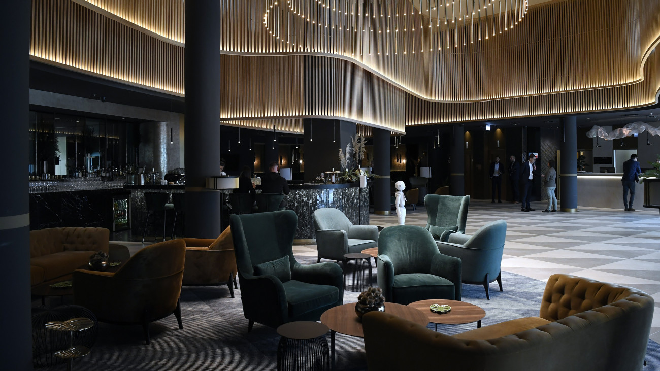Az előtér a Grand Hotel Esztergomban a sajtóbemutató napján, 2021. szeptember 20-án. A szálloda elkészülésével és a szemközti Hotel Portobello felújításával 12 milliárd forintos szállodafejlesztés valósult meg, amely 150 új munkahelyet teremtett.