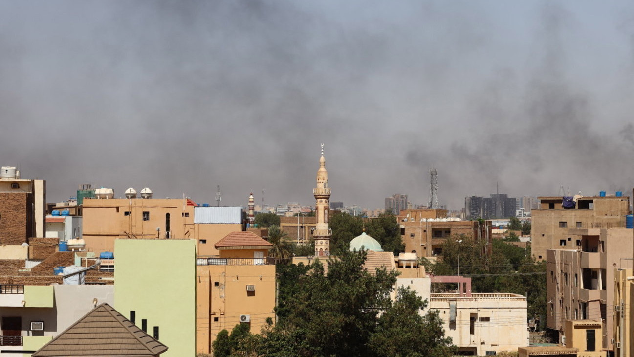 Tűzharc füstje lengi be a szudáni fővárost, Kartúmot 2023. április 19-én, amikor egynapos országos tűzszünet van érvényben a szembenálló felek közt. Négy nappal korábban harcok robbantak ki az Abdel-Fattah Burháni tábornok vezette szudáni hadsereg és a Mohamed Hamdan Daglo tábornok vezette félkatonai Gyorsreagálású Támogató Erők (RSF) között. Az összecsapásokban eddig legkevesebb 185 civil és katona vesztette életét, a sebesültek száma meghaladja az 1800-at.