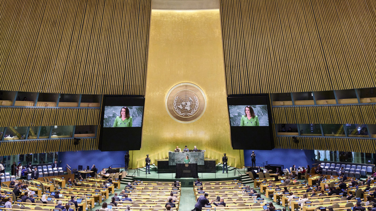 A Sándor-palota által közreadott képen Novák Katalin köztársasági elnök felszólal az ENSZ Közgyűlése 78. ülésszakának általános vitájában a világszervezet New York-i székházában 2023. szeptember 19-én.