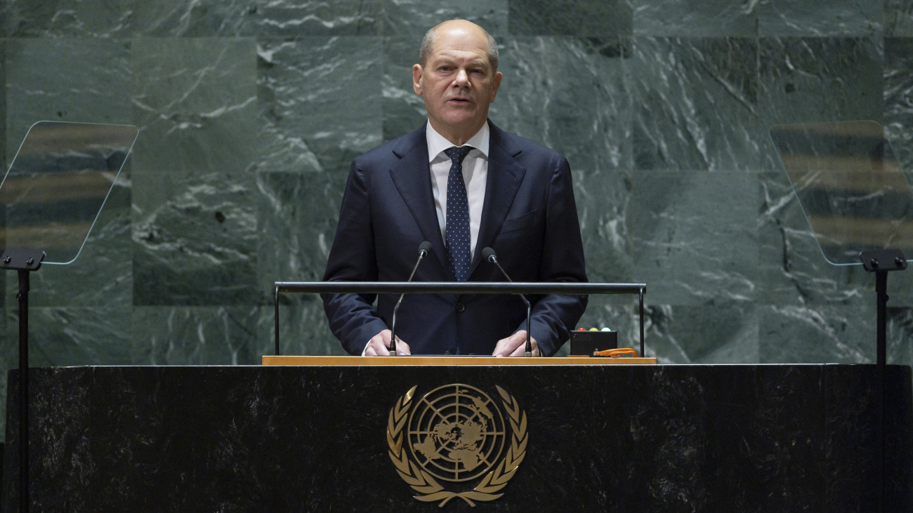 Olaf Scholz német kancellár felszólal az ENSZ-Közgyűlés 78. ülésszakának általános vitáján a világszervezet New York-i székházában 2023. szeptember 19-én.