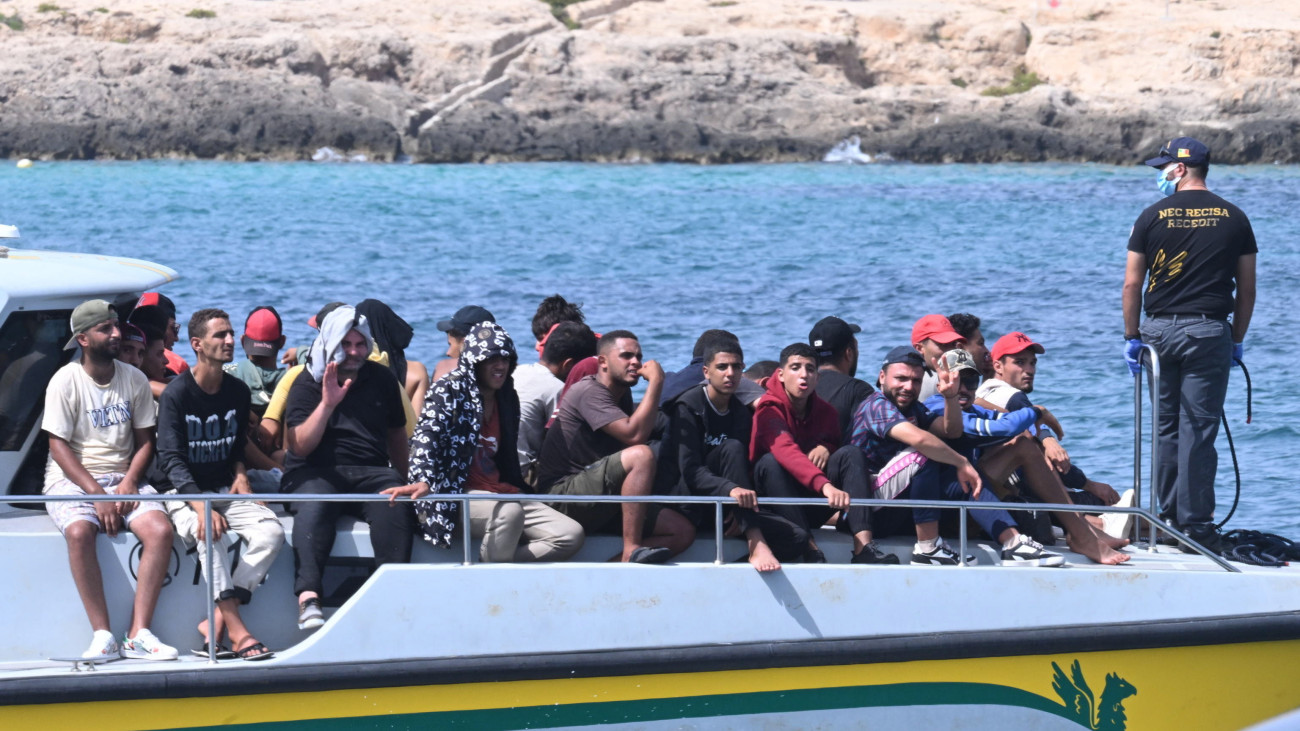 Lampedusa, 2023. szeptember 19.Illegális bevándorlók érkeznek az olasz pénzügyőrség hajóján a dél-olaszországi Lampedusa szigetére 2023. szeptember 19-én. Az olasz kormány megszigorította az illegális bevándorlókra vonatkozó szabályokat, mert az előző évhez képest megkétszereződött az idén mostanáig Olaszországba érkezett migránsok száma.