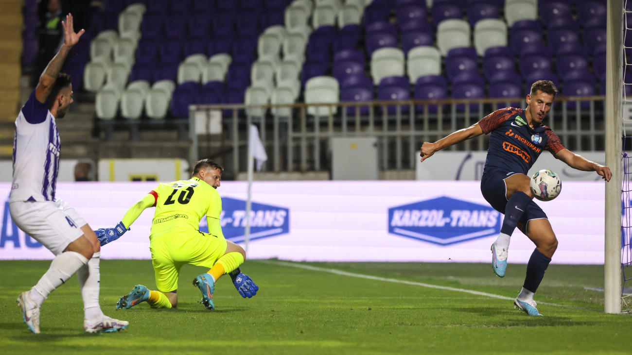Németh Krisztián, az MTK játékosa (j) gól lő, balról Banai Dávid, az újpesti csapat kapusa (b2) a labdarúgó OTP Bank Liga 7. fordulójában játszott Újpest FC - MTK Budapest mérkőzésen a Szusza Ferenc Stadionban 2023. szeptember 23-án.
