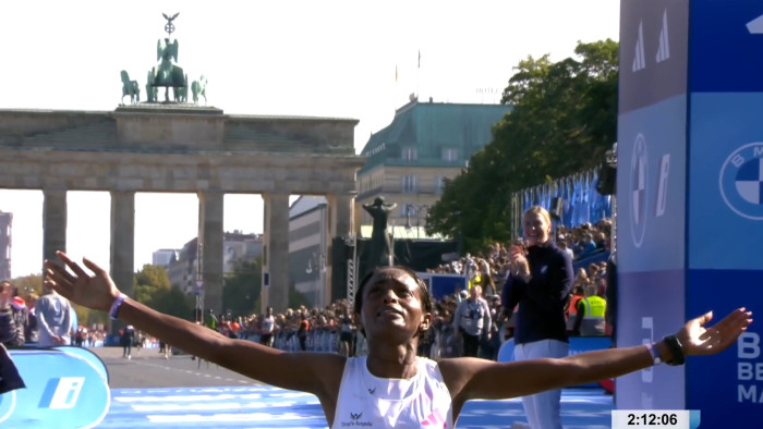 Megdöntötték a női maratonfutás világcsúcsát, nem is kevéssel - videók