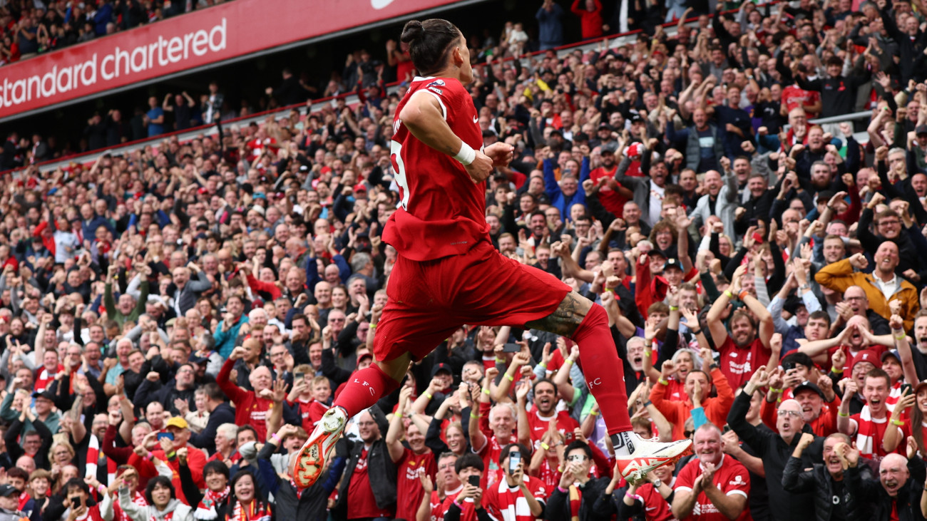 Darwin Núnez, a Liverpool játékosa ünnepel, miután gólt rúgott a West Ham együttesének az angol első osztályú labdarúgó-bajnokság 2023. szeptember 24-i játéknapján a liverpooli Anfield Stadionban.