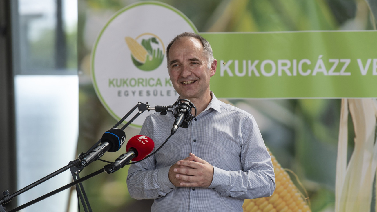 Vecsei Miklós társadalmi felzárkózásért felelős miniszterelnöki biztos a felzárkózó települések programról tartott sajtótájékoztatón a Glia Kft. tarnabodi telephelyén 2022. június 30-án.
