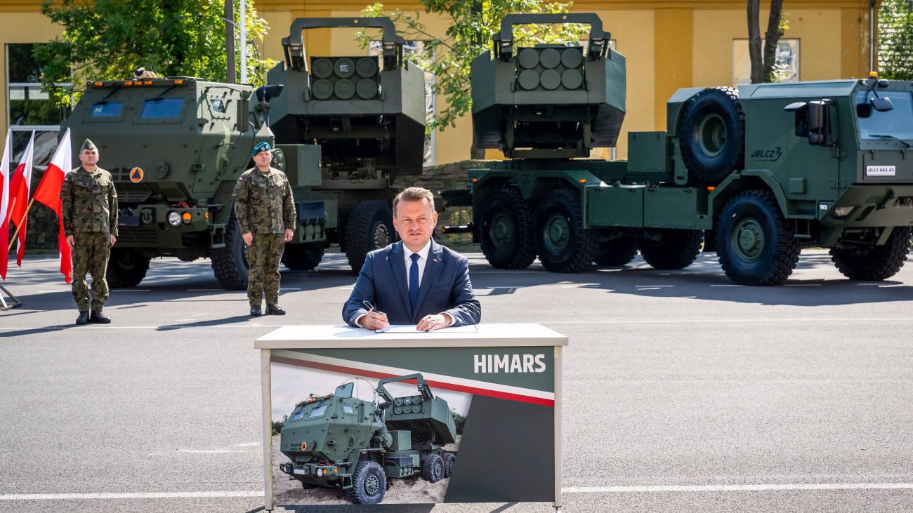Mariusz Blaszczak lengyel védelmi miniszter nyilatkozik a közép-lengyelországi Torun kiképzőközpontjában, miután beszerzésről szóló keretszerződést írt alá 2023. szeptember 11-én. A szerződés értelmében Lengyelország 2026-ig 486 darab HIMARS rakéta-sorozatvetőt vásárol az Egyesült Államoktól. A rakétavetőket a lengyel gyártmányú Jelcz indítójárművekre szerelik majd. Lengyelország 2019-ben már megrendelt 18 HIMARS-sorozatvetőt, és ezek egy része már a lengyel hadsereg állományában van. Az újabb megrendelést a tervek szerint 2025 végén kezdik leszállítani.