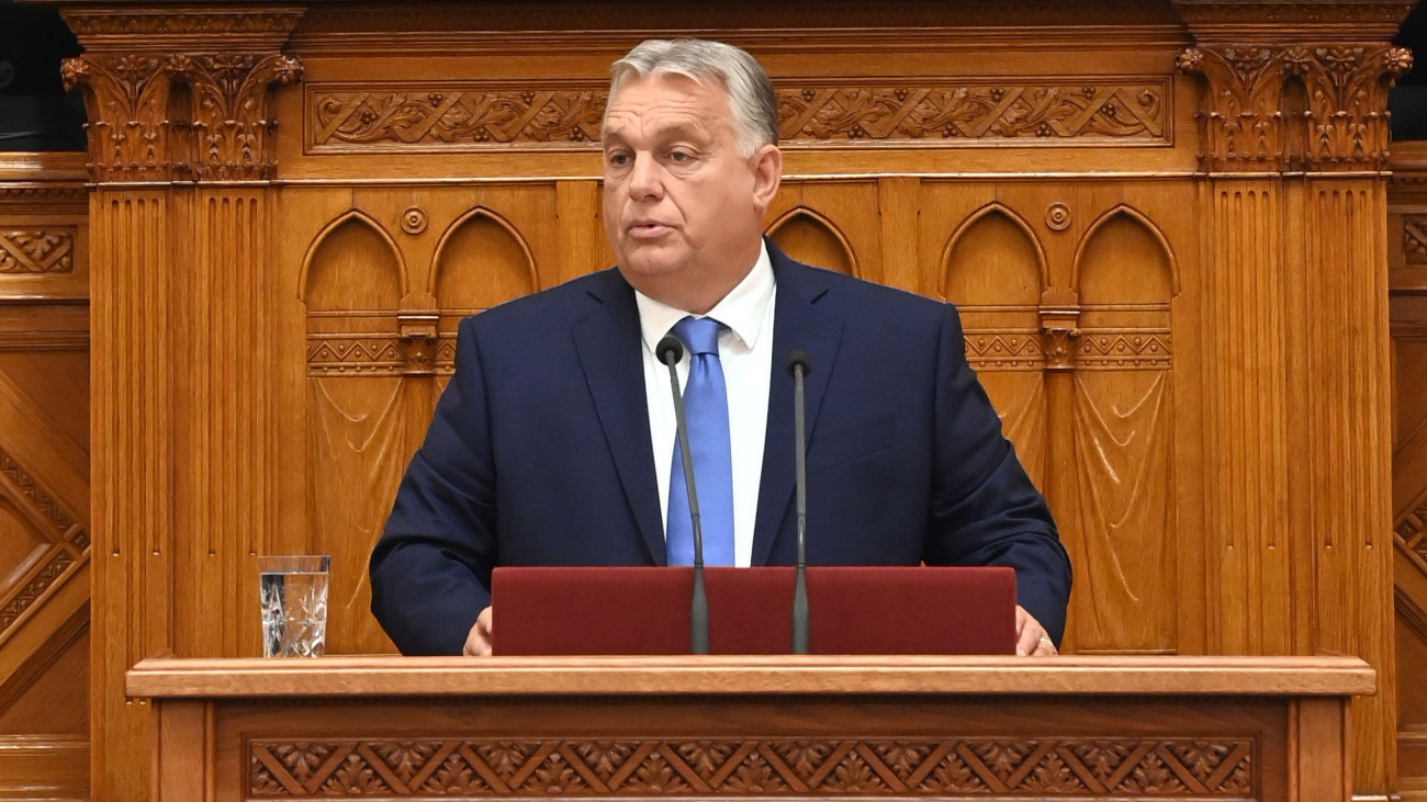 Orbán Viktor miniszterelnök napirend előtt szólal fel az Országgyűlés őszi ülésszakának első napján, 2023. szeptember 25-én. Hátul Kövér László házelnök.