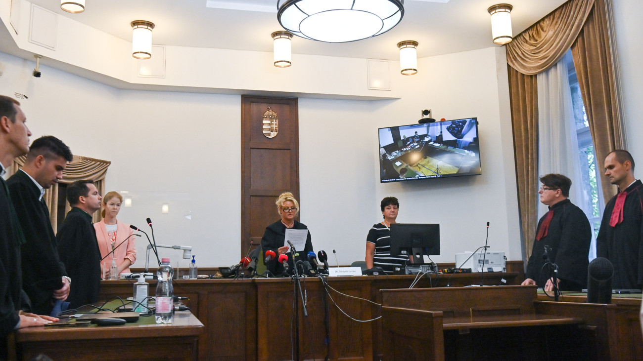 Németh Leona bíró ítéletet hirdet Juríj C., a Hableány katasztrófáját okozó Viking Sigyn kapitánya ügyében a Pesti Központi Kerületi Bíróságon 2023. szeptember 26-án. Halálos tömegszerencsétlenséget eredményező vízi közlekedés gondatlan veszélyeztetésének vétsége miatt első fokon 5 év 6 hónap fogházban letöltendő szabadságvesztésre ítélte a bíróság az ukrán hajóskapitányt. A Hableány sétahajó 2019. május 29-én süllyedt el a Margit híd közelében, miután összeütközött a Viking Sigyn szállodahajóval. A Hableányon 35-en utaztak, 33 dél-koreai turista és a kéttagú magyar személyzet. Hét turistát sikerült kimenteni, 27 áldozat holttestét megtalálták, egy dél-koreai utast továbbra is eltűntként tartanak nyilván.