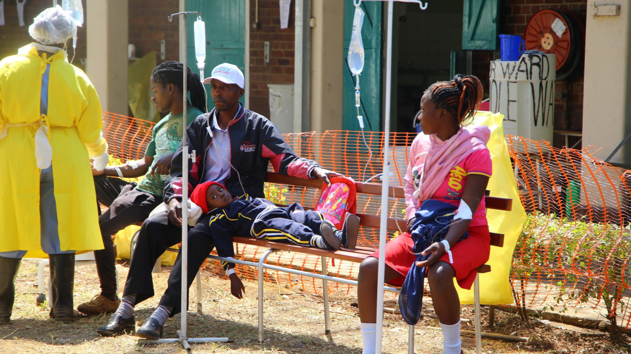 Koleragyanús betegek a hararei Beatrice kórház udvarán 2018. szeptember 11-én. Ezen a napon vészhelyzetet hirdetett zimbabwei egészségügyi minisztérium a fővárosban, Hararéban, miután kolerában meghalt húsz ember, több mint kétezren pedig megbetegedtek. A betegség azt követően ütötte fel a fejét a dél-afrikai országban, hogy Harare külvárosában több szennyvízelvezető megrongálódott, és a lakosok által használt kutak vize szennyezetté vált.