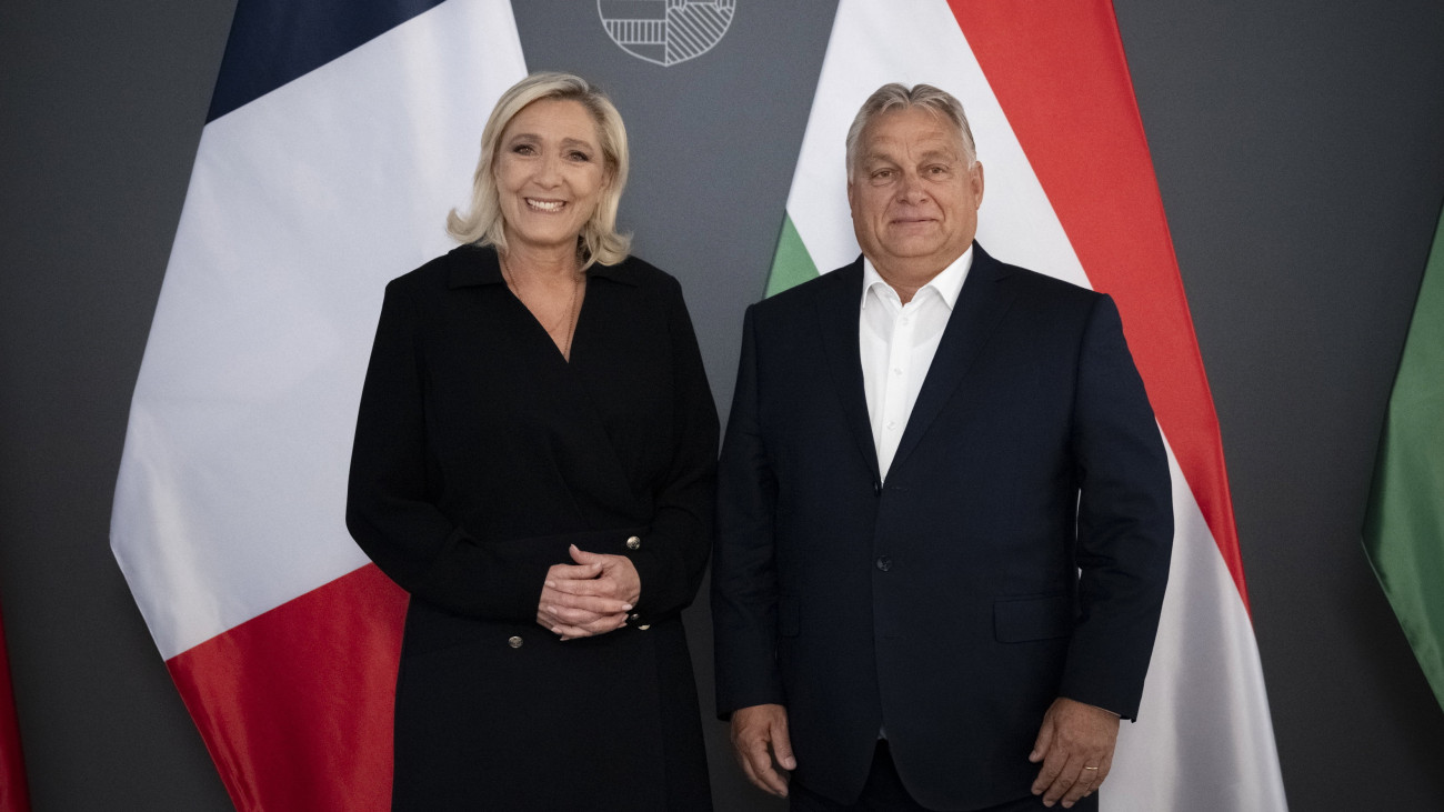 A Miniszterelnöki Sajtóiroda által közreadott képen Orbán Viktor miniszterelnök, a Fidesz elnöke fogadja Marine Le Pent, a francia Nemzeti Tömörülés nemzetgyűlési frakcióvezetőjét a Karmelita kolostorban 2023. szeptember 27-én.