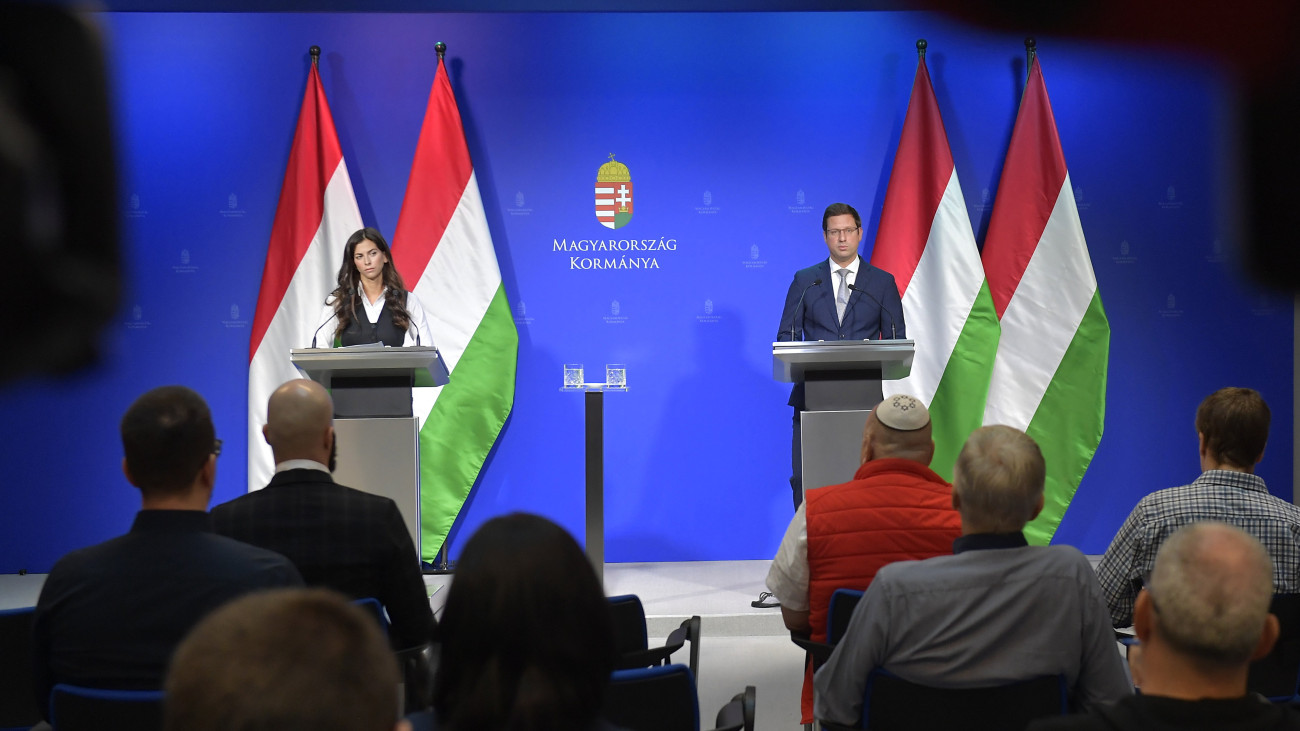 Gulyás Gergely Miniszterelnökséget vezető miniszter (j) és Szentkirályi Alexandra kormányszóvivő a Kormányinfó sajtótájékoztatón a Miniszterelnöki Kabinetiroda épületében 2023. szeptember 28-án.