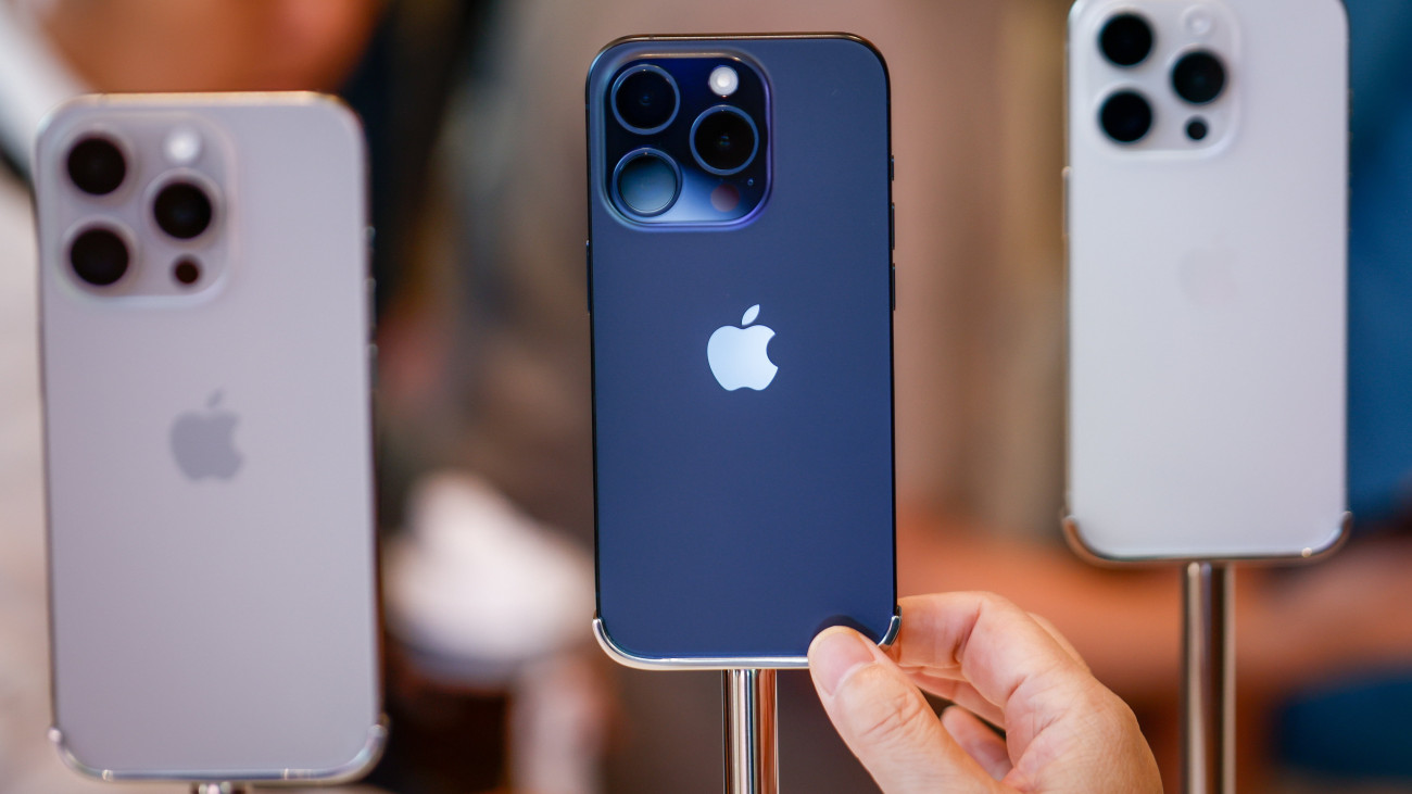 Új iPhone 15-ös telefonok egy pekingi Apple-üzletben 2023. szeptember 22-én. Az Apple amerikai számítástechnikai cég ezen a napon megkezdi az az új iPhone 15-ös modellek (Plus, Pro és Pro Max) árusítását világszerte.