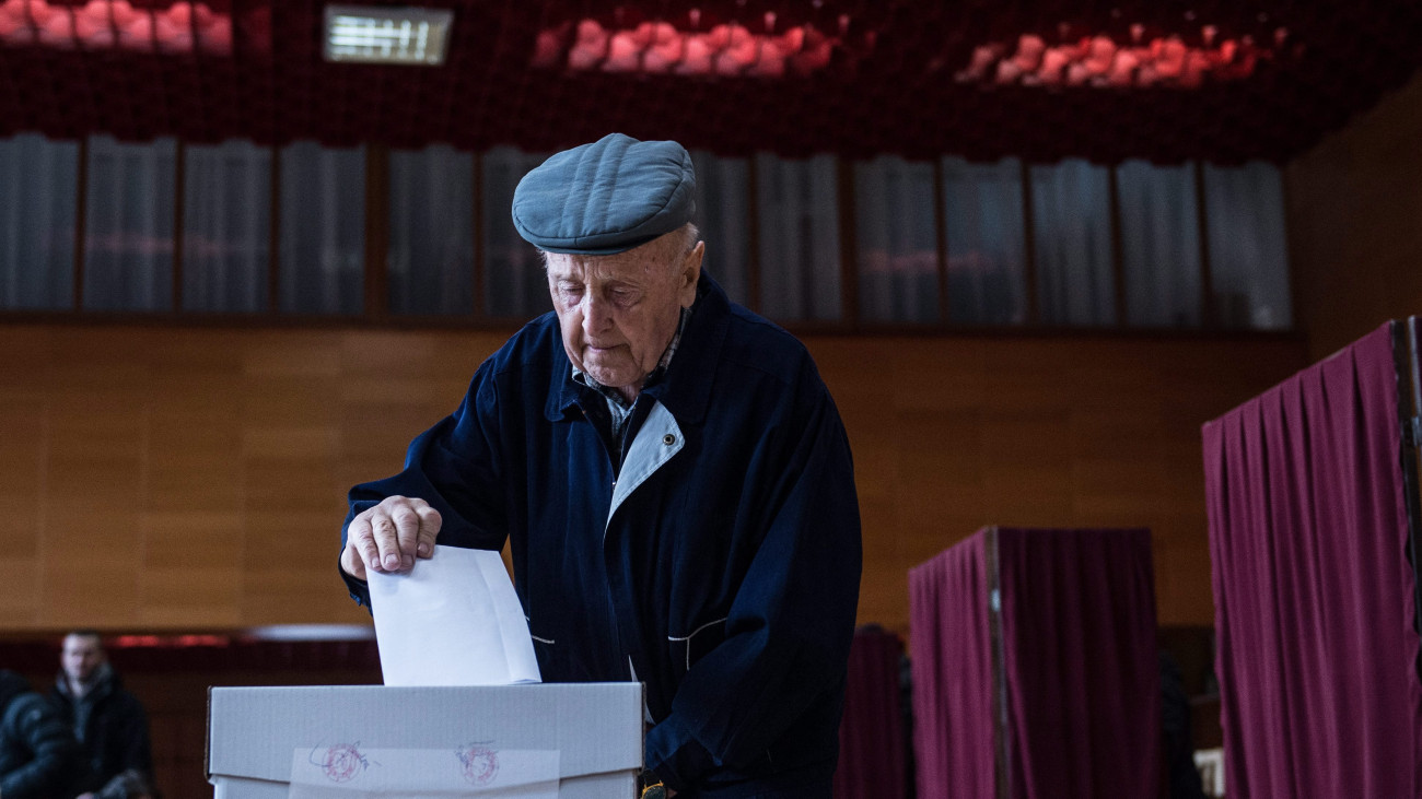 Rózsavölgy, 2016. március 5. Egy férfi leadja szavazatát a szlovákiai parlamenti választáson Rózsavölgyben 2016. március 5-én. (MTI/EPA/Filip Singer)