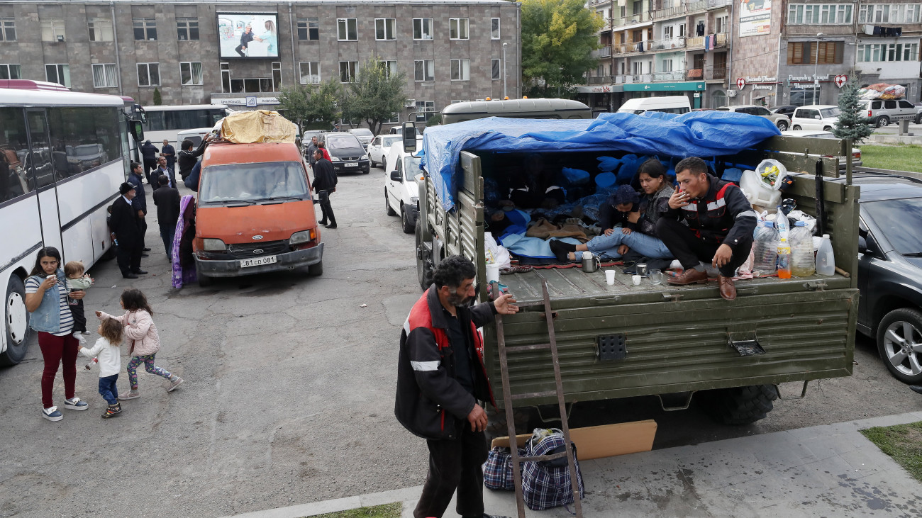 Hegyi-karabahi örmény menekültek teherautón érkeznek az örményországi Szjunik tartományban fekvő Goriszba 2023. szeptember 29-én. Legkevesebb 84 ezer ember kelt eddig át az örmény határon azt követően, hogy Azerbajdzsán szeptember 19-én terrorelhárító műveletet indított a főként örmények lakta, Azerbajdzsánhoz tartozó szakadár dél-kaukázusi Hegyi-Karabahban. A Hegyi-Karabah szakadár régió négy évtizede területi vita tárgya Azerbajdzsán és Örményország között, amely két háborúhoz is vezetett.