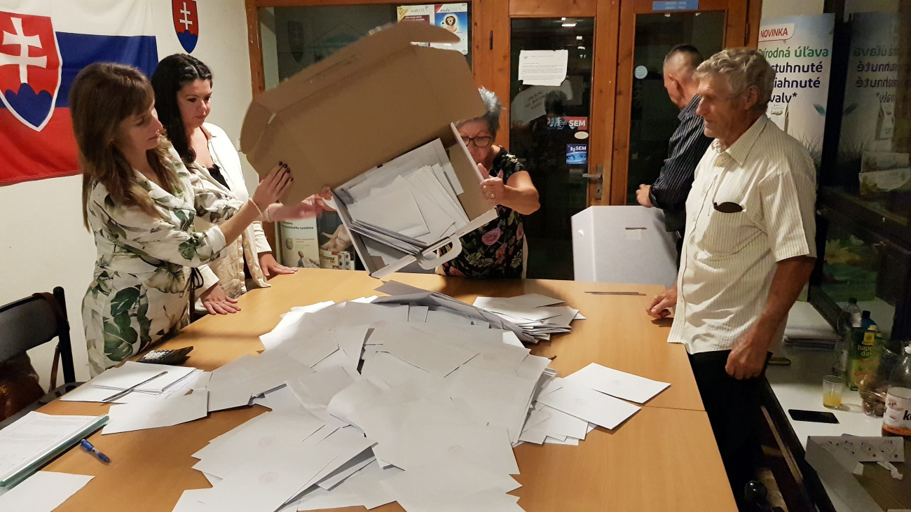 Szavazócédulákkal teli urnát ürítenek ki egy dunamocsi szavazóhelyiségben a szavazókörök zárása után 2023. szeptember 30-án, a szlovák parlamenti választások napján.