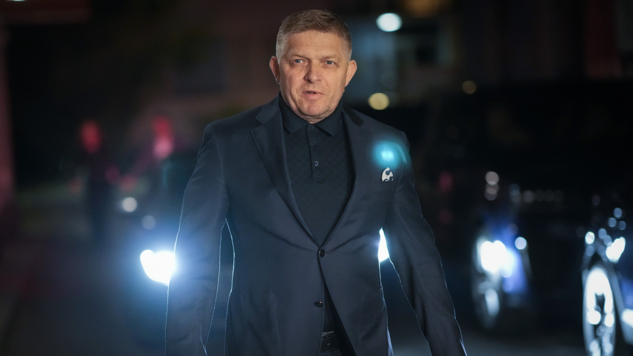 Robert Fico, az Irány - Szociáldemokrácia (Smer-SD) párt vezetője érkezik a párt pozsonyi székházában rendezett eredményváróra 2023. szeptember 30-án, a szlovák parlamenti választások napján.