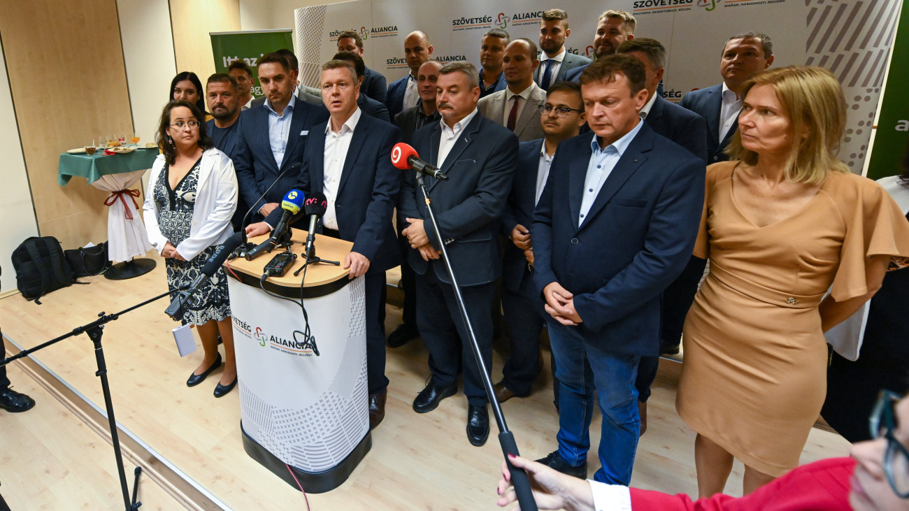 Forró Krisztián, a felvidéki magyar párt, a Szövetség elnöke (k) beszél az előrehozott szlovákiai parlamenti választások után, az eredményváró végén a párt pozsonyi központjában 2023. október 1-jén hajnalban. Robert Fico pártja az Irány (Smer-SD) a megszerzett voksok 23,6 százalékával nyerte az előrehozott szlovák parlamenti választást a leadott szavazatok 94,6 százalékos feldolgozottságánál. A második legtöbb eddig összeszámolt voksot, a szavazatok 16,2 százalékát a liberális Progresszív Szlovákia szerezte meg, a harmadik helyet pedig az Irányból kilépett Peter Pellegrini volt miniszterelnök vezette Hang (Hlas-SD) szerezte meg 15,3 százalékos eredményt produkálva. A Szövetség eredménye 4,4 százalék, vagyis a felvidéki magyar párt nem jut be a pozsonyi törvényhozásba.
